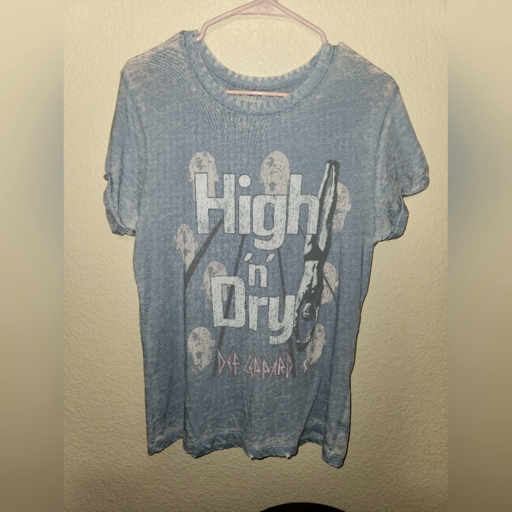 Def Leppard distressed graphic tee shirt size medium